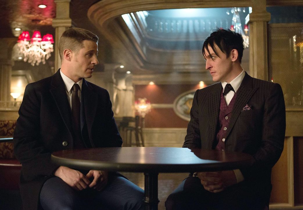 Während Gordon (Ben McKenzie, l.) glaubt, dass es innerhalb der Polizei von Gotham einen Maulwurf gibt, übernimmt Cobblepot (Robin Lord Taylor, r.)... - Bildquelle: Warner Bros. Entertainment, Inc.
