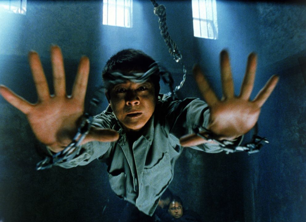 Wer ihm in die Quere kommt, begeht seinen letzten Fehler - auch wenn Han (Jet Li) an Händen und Füßen gefesselt von der Decke hängt ... - Bildquelle: Warner Bros. Pictures