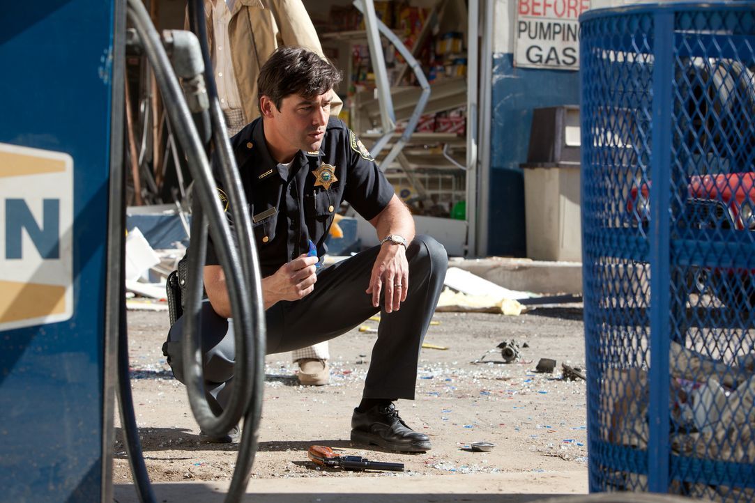 Sheriff Jackson Lamb (Kyle Chandler) hat ein richtig großes Problem. Zunächst verwüstet das Militär den ganzen Ort, dann verschwinden Unmengen an El... - Bildquelle: PARAMOUNT PICTURES. All Rights Reserved