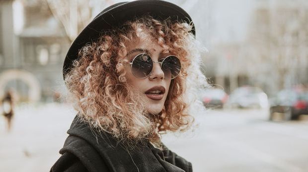 Ein angesagter Look mit Locken und einem Pony – welche Frisur würdest du trag...
