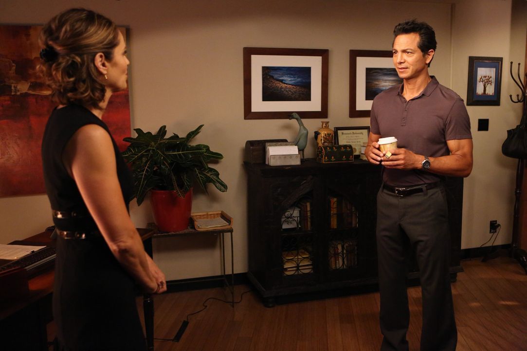 Während Violet (Amy Brenneman, l.) Schwierigkeiten damit hat, ihr Leben ohne Pete wiederaufzunehmen, hat Addison ein schlechtes Gewissen, da sie Ja... - Bildquelle: ABC Studios