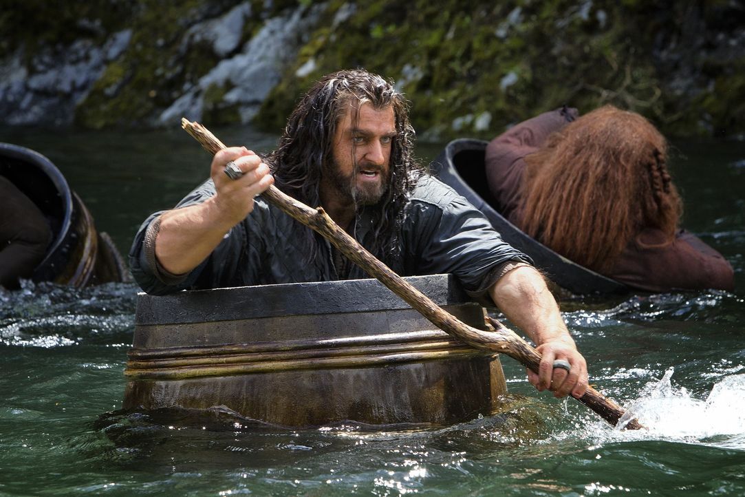 Thorin Eichenschild (Richard Armitage) und seine Zwerge müssen auf der Flucht aus der Elbenburg erfinderisch werden. Da dürfen dann auch mal Weinfäs... - Bildquelle: 2013 METRO-GOLDWYN-MAYER PICTURES INC. and WARNER BROS. ENTERTAINMENT INC.