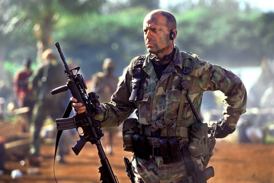 Eines Tages wird Lieutenant Waters (Bruce Willis) beauftragt, eine Amerikanerin aus dem afrikanischen Dschungel zu retten, die eine Missionsstation... - Bildquelle: 2004 Sony Pictures Television International. All Rights Reserved.