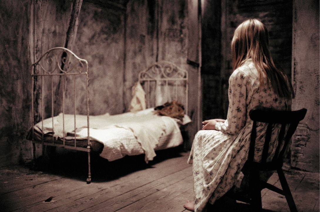 Als Adelle urplötzlich ein seltsames kleines Mädchen in Sarahs Zimmer vorfindet, ahnt sie schon bald, dass die kleine Ebrill (Abigail Stone) der Sch... - Bildquelle: Constantin Film
