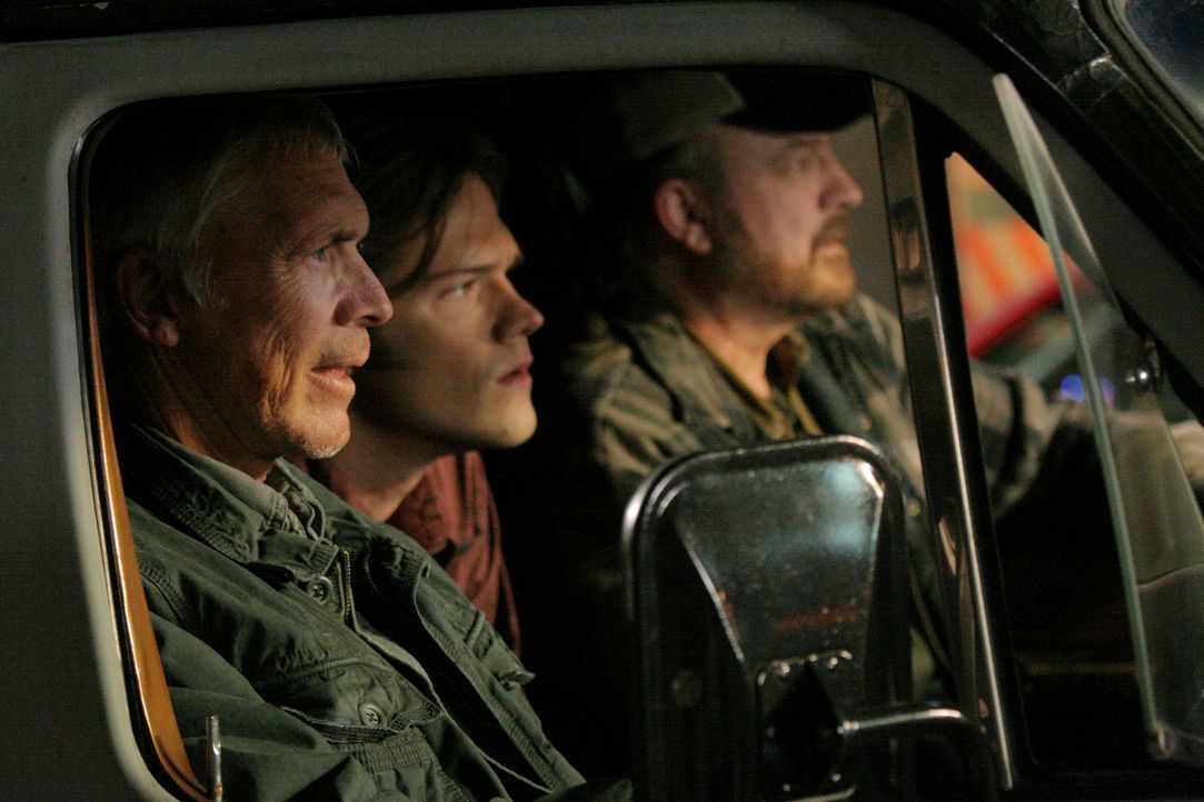 Dean (Chad Everett, l.) versucht, Bobby (Jim Beaver, r.) zu retten, indem er auch mit der männlichen Hexe pokert, und verliert. Er fängt an, sehr... - Bildquelle: Warner Bros.