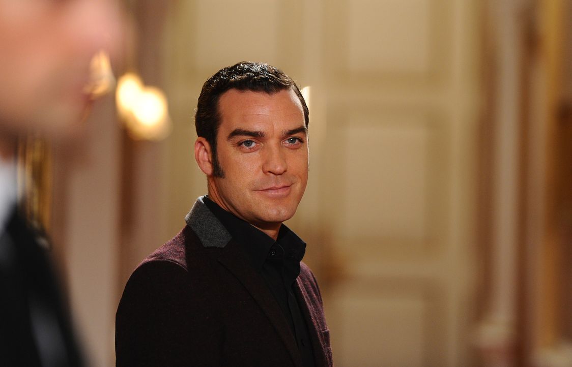 Sieht sich bereits auf dem Thron - doch wird jemand sein hinterhältiges Spiel erkennen? Prinz Cyrus (Jake Maskall) ... - Bildquelle: Stuart Wilson 2014 E! Entertainment Media, LLC