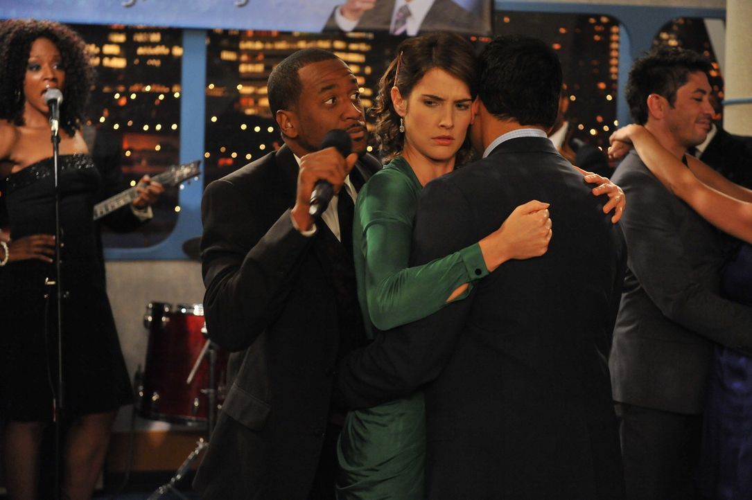 Nach alldem was geschehen ist, hat Robin (Cobie Smulders, M.) Kevin (Kal Penn, r.) ein schlechtes Gewissen ... - Bildquelle: 20th Century Fox International Television
