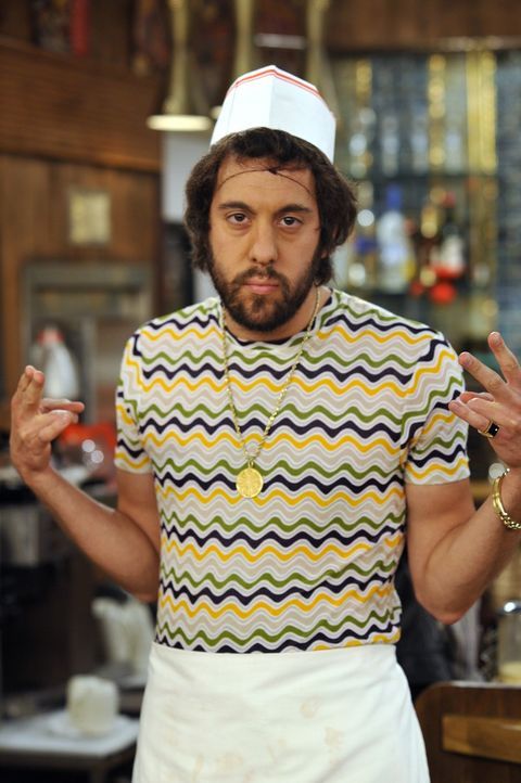 Der russische Koch Oleg (Jonathan Kite) kann nicht verstehen, wieso ihm nicht alle Mitarbeiterinnen des Restaurants verfallen sind. Ist er der Einzi... - Bildquelle: Warner Brothers