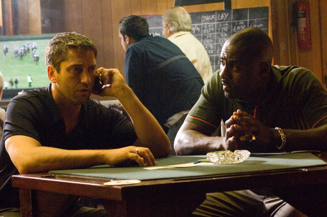 One Two (Gerald Butler, l.) und Mumbles (Idris Elba, r.) haben ein Problem, ein zwei Millionen Pfund großes Schuldenproblem! Jetzt heißt es, im rich... - Bildquelle: Warner Bros.
