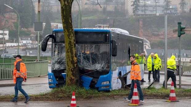 Unglück mit Schulbus in Trier: Mehrere Verletzte