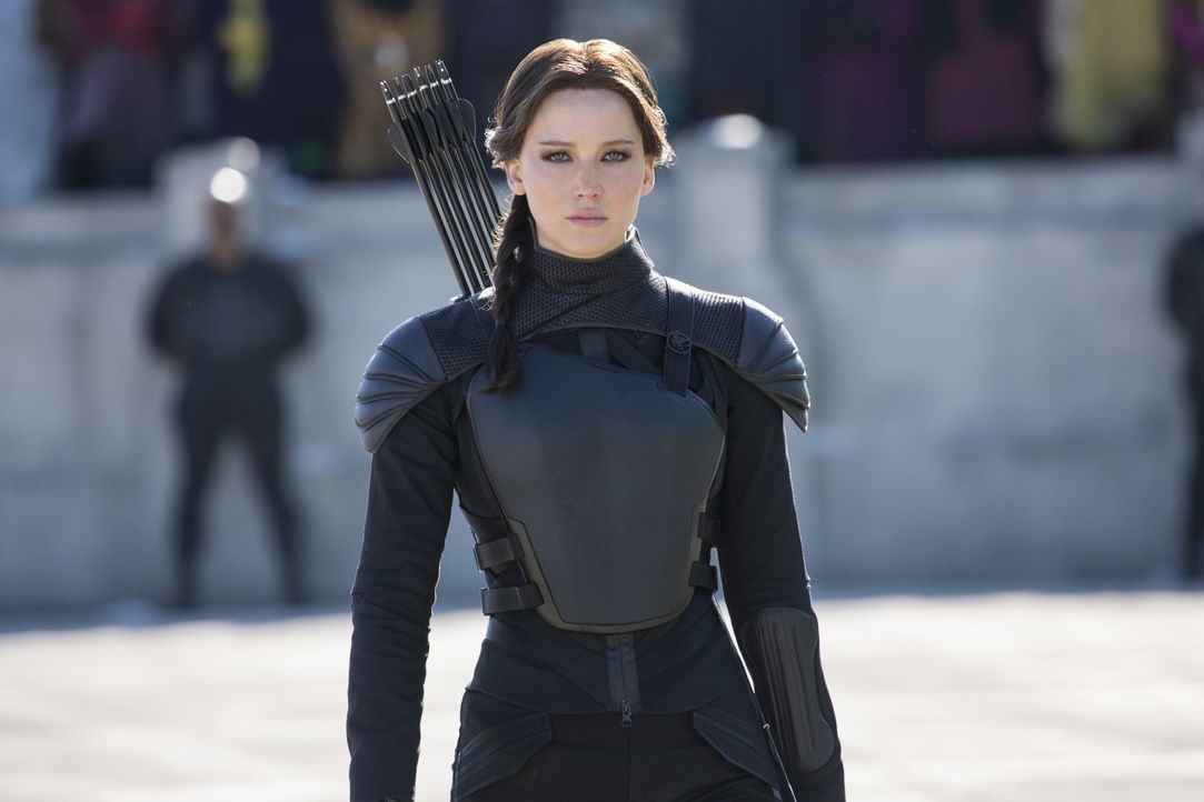 David gegen Goliath: Nachdem sie zum Gesicht der Rebellion erklärt wurde, führt Katniss (Jennifer Lawrence) die einzelnen Distrikte von Panem in den... - Bildquelle: Murray Close TM &   2015 Lions Gate Entertainment Inc. All rights reserved.