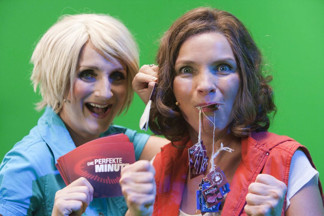 (5. Staffel) - Die Perfekte Minute: Ulla Kock am Brink (Petra Nadolny, l.) und eine mutige Kandidatin (Martina Hill, r.) ... - Bildquelle: ProSieben