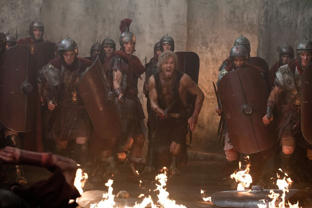 Können nicht glauben, dass ihnen schon wieder in letzter Sekunde Spartacus entkommen ist: Crassus (Simon Merrells, 5.v.l.) und Julius Caesar (Todd L... - Bildquelle: 2012 Starz Entertainment, LLC. All rights reserved.