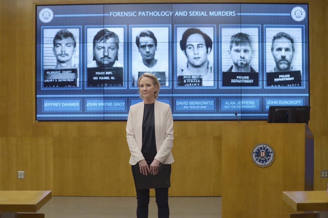 Die Rekruten treffen in Quantico auf Dr. Susan Langdon (Anne Heche), eine ehemalige FBI-Agentin und Profilerin, die ihnen beibringen soll, wie man u... - Bildquelle: Philippe Bosse 2015 ABC Studios