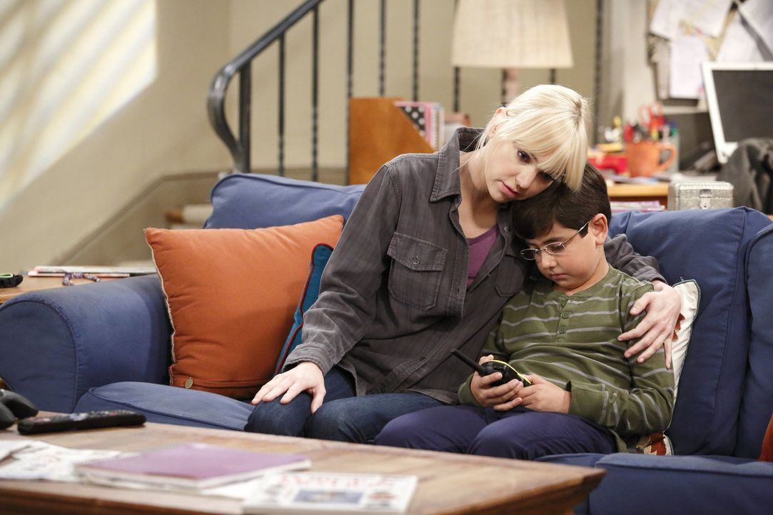 Der unerwartete Tod in der Familie trifft Christy (Anna Faris, l.) und Roscoe (Blake Garret, r.) hart ... - Bildquelle: Warner Bros. Television