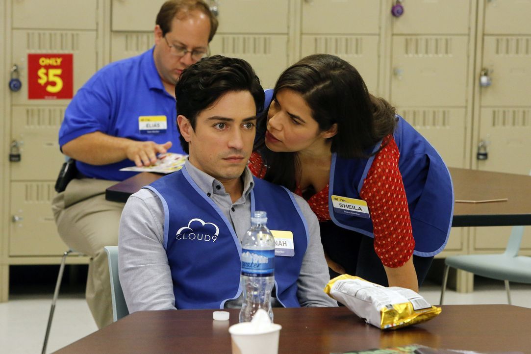 Jonah (Ben Feldman, l.) fühlt sich noch nicht ganz ins Team integriert und bringt seine Außenseiterposition sarkastisch zum Ausdruck. Doch Amy (Amer... - Bildquelle: Vivian Zink 2015 Universal Television LLC. ALL RIGHTS RESERVED.