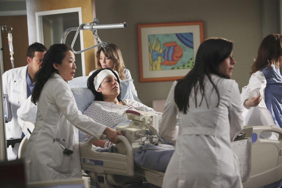 Alex (Justin Chambers, l.), Cristina (Sandra Oh, 2.v.l.), Meredith (Ellen Pompeo, 3.v.r.) und Lexie (Chyler Leigh, 2.v.r.) ziehen an einem Strang, u... - Bildquelle: ABC Studios