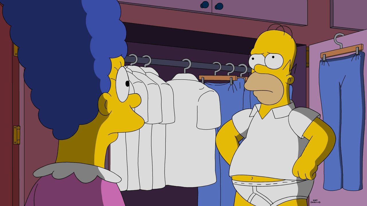 Marge (l.) kann nicht länger mitansehen, wie ihr Mann herumläuft. Daher unterstützt sie Homer (r.) bei der Klamottenauswahl, damit seine Chance auf... - Bildquelle: 2016-2017 Fox and its related entities. All rights reserved.