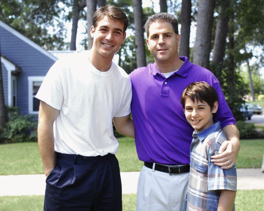 Jimmy Wolk (l.) und Dominic Scott Kay (r.) übernahmen den Part des jungen, bzw. des älteren Brad Cohen (M.), dessen Lebensgeschichte verfilmt wurde. - Bildquelle: 2008 Hallmark Hall of Fame Productions, Inc.