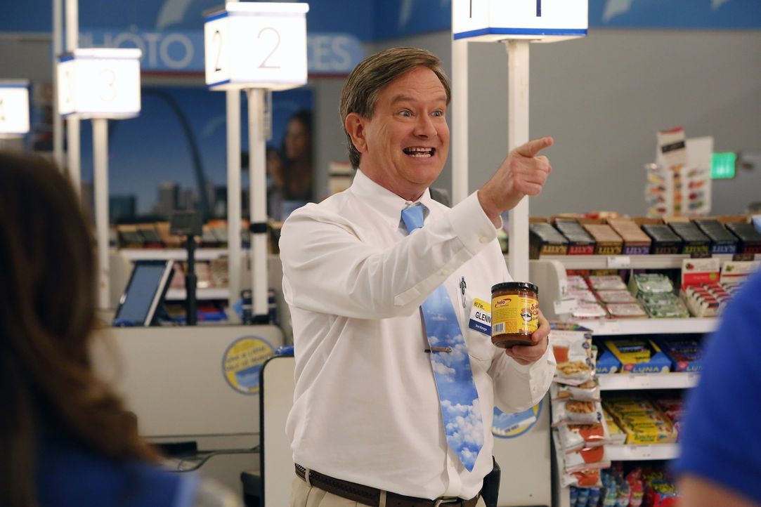 Glenn (Mark McKinney) sucht einen Freiwilligen, der eine Kostproben von Salsa Soßen verteilt und hat dabei schon jemanden ins Auge gefasst ... - Bildquelle: Vivian Zink 2015 Universal Television LLC. ALL RIGHTS RESERVED.