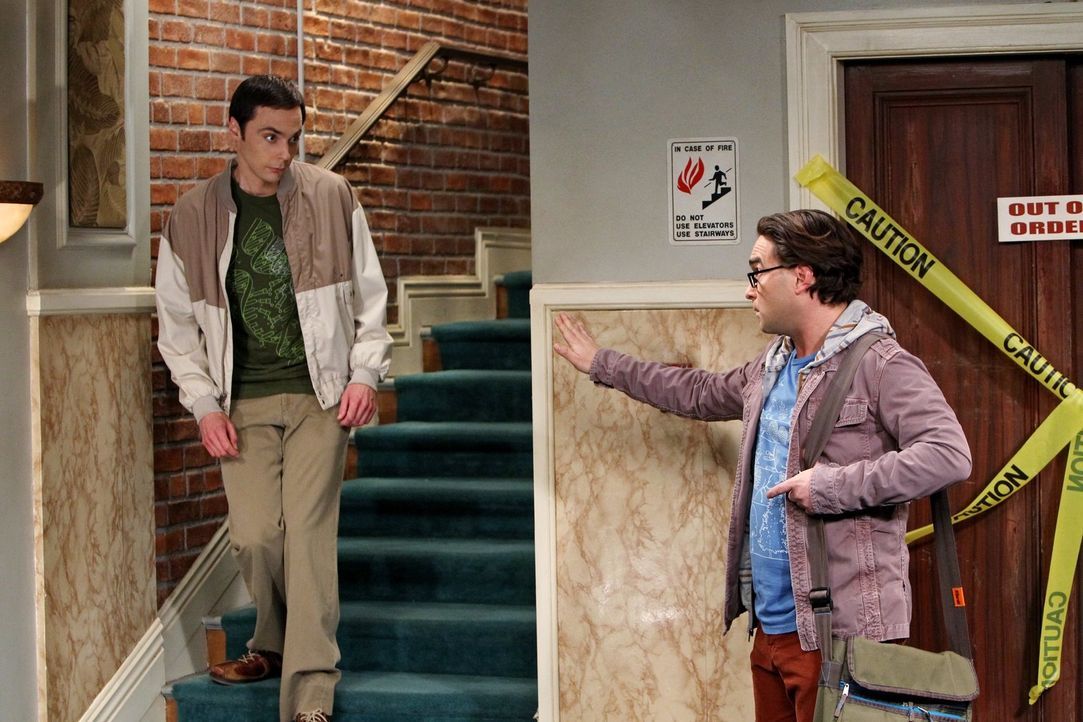 Während sich Leonard (Johnny Galecki, r.) schwer tut, Penny bei ihrer Schauspielkarriere zu unterstützen, versucht Sheldon (Jim Parsons, l.), sich z... - Bildquelle: Warner Brothers