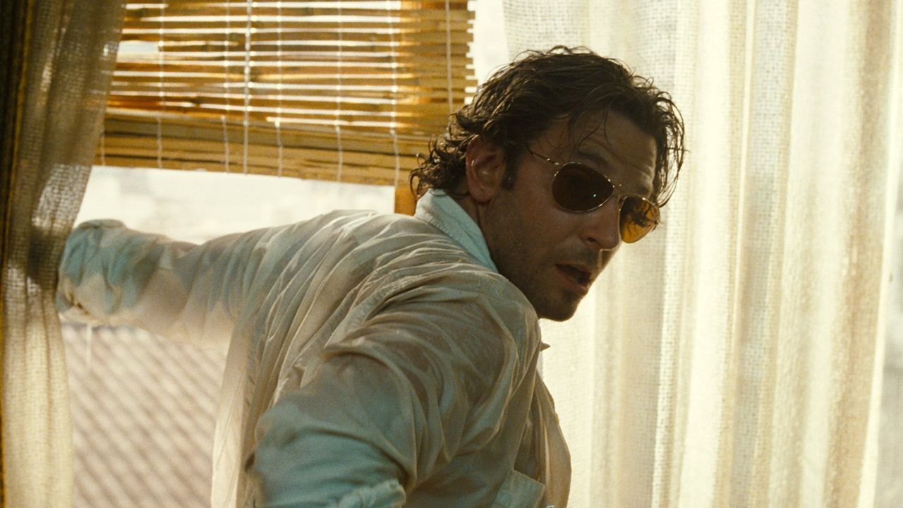 Wacht zusammen mit Alan, Stu und dem Kriminellen Mr. Chow in einem schäbigen Hotelzimmer auf - ohne Erinnerungen an die letzte Nacht: Phil (Bradley... - Bildquelle: Warner Brothers