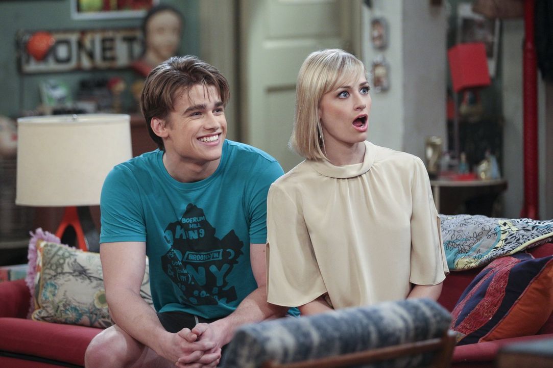 Nicht immer einer Meinung: Nash (Austin Falk, l.) und Caroline (Beth Behrs, r.) ... - Bildquelle: Warner Bros. Television