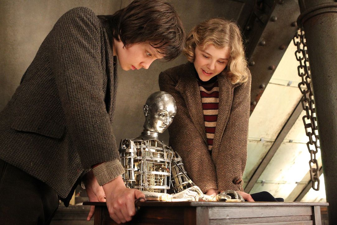 Kaum hat Hugo (Asa Butterfield, l.) mit Isabelles (Chloe Moritz, r.) Schlüssel das Uhrwerk aufgezogen haben, setzt sich der Automat tatsächlich in B... - Bildquelle: Jaap Buitendijk 2011 GK Films.  All Rights Reserved.