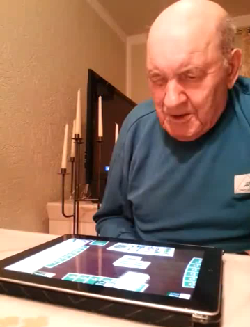 Opa beim Schafkopf spielen
