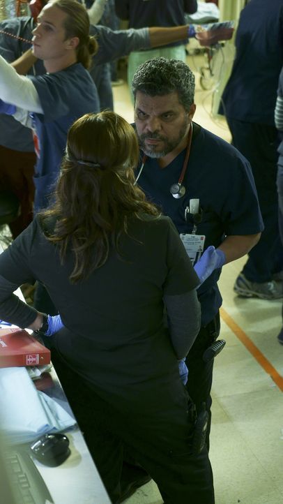 Weil Christa sehr vom Schicksal ihrer Patienten mitgenommen wird, versuchen Leanne (Marcia Gay Harden, vorne) und Jesse (Luis Guzman, hinten) ihren... - Bildquelle: Monty Brinton 2015 American Broadcasting Companies, Inc. All rights reserved.