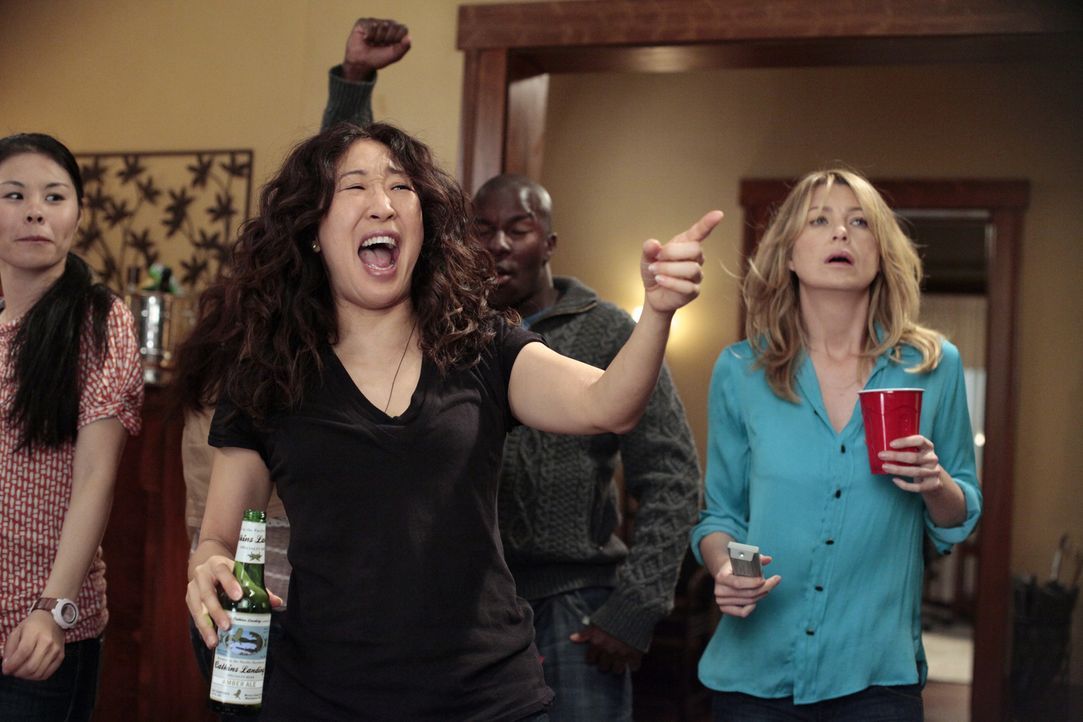 Nachdem sie ihre Prüfung bestanden haben - feiern Meredith (Ellen Pompeo, r.) und Cristina (Sandra Oh, 2.v.l.) was das Zeug hält ... - Bildquelle: Touchstone Television