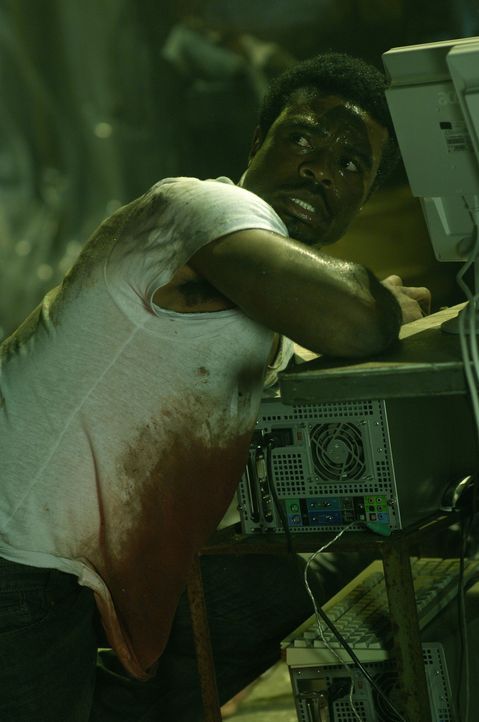 Seine Pechsträhne ist noch nicht vorüber. Mitten in der Nacht wird SWAT Agent Rigg (Lyriq Bent) überfallen und betäubt. Als er wieder zu sich ko... - Bildquelle: 2007 Lionsgate, Twisted Pictures