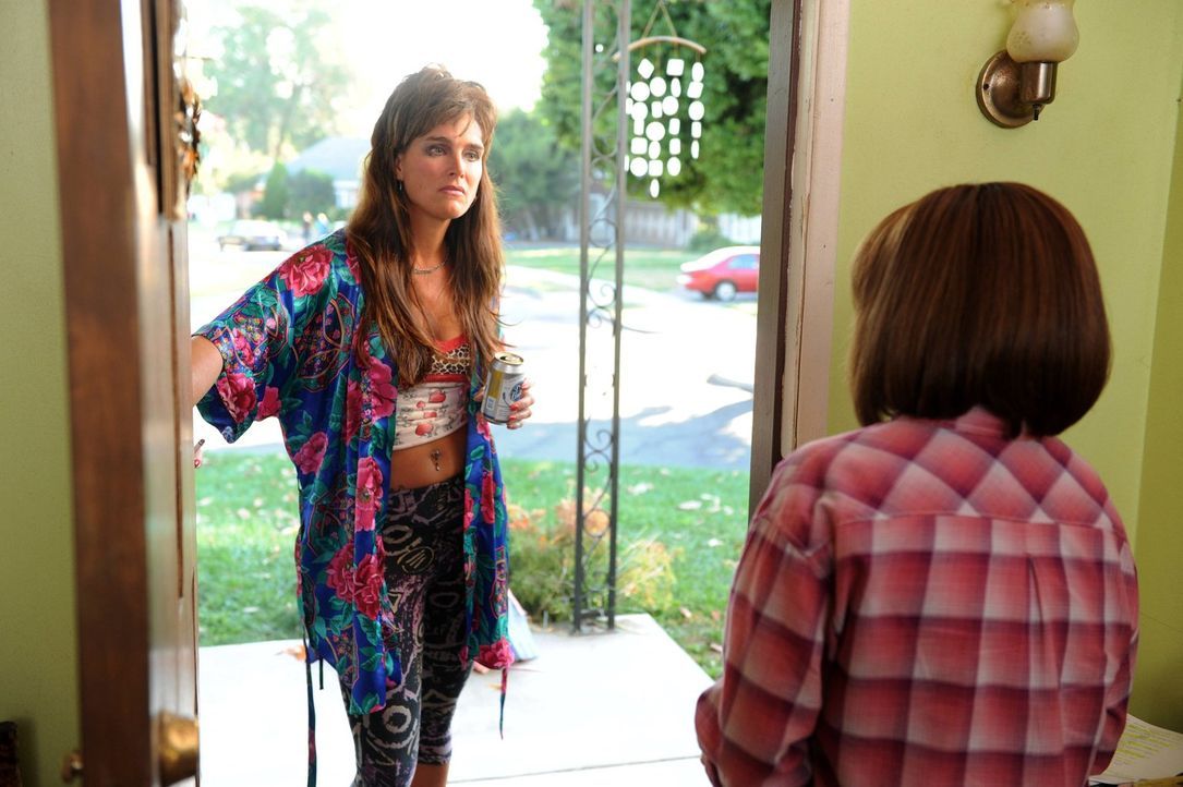 Frankie (Patricia Heaton, r.) ist schockiert, als ihre Nachbarin Rita Glossner (Brooke Shields, l.) plötzlich vor der Tür steht und behauptet, sie h... - Bildquelle: Warner Brothers