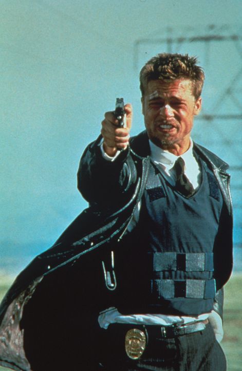 Im Visier des Bösen: Der junge Polizist David Mills (Brad Pitt) fällt der eiskalten Strategie des Mörders zum Opfer ... - Bildquelle: Constantin Film