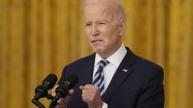 Biden kündigt Russland-Sanktionen und mehr US-Truppen für Europa an