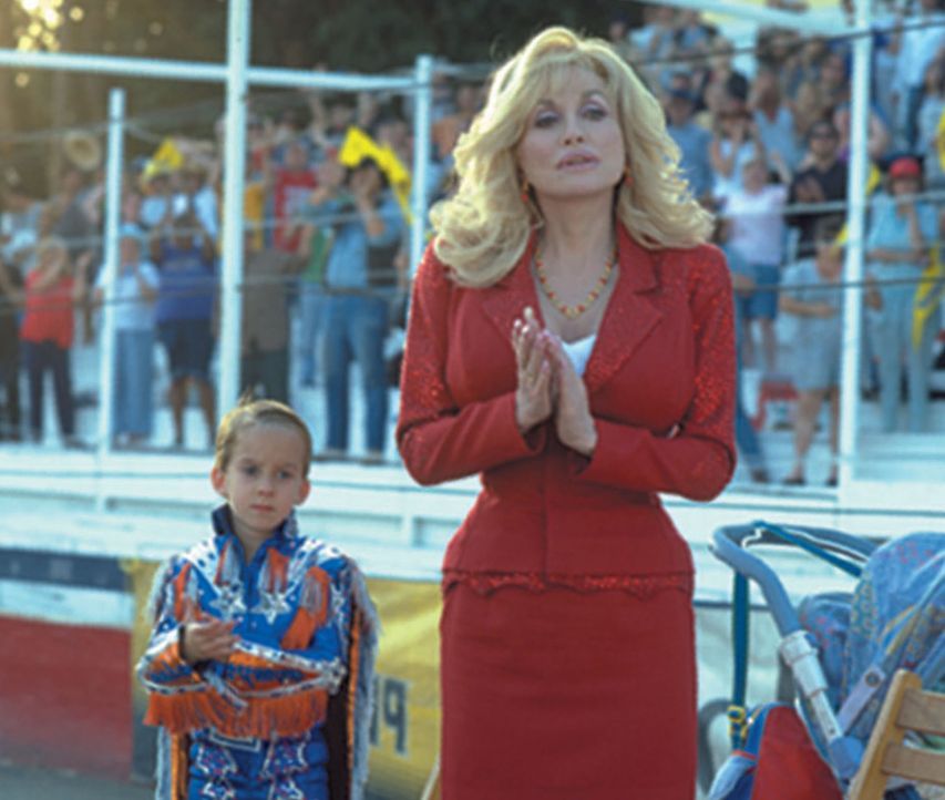 Eines Tages müssen der kleinen Frank (Sawyer Sweeten, l.) und seine Mutter (Dolly Parton, r.) erleben, wie der Vater während eines Stunts mit dem... - Bildquelle: Touchstone Pictures