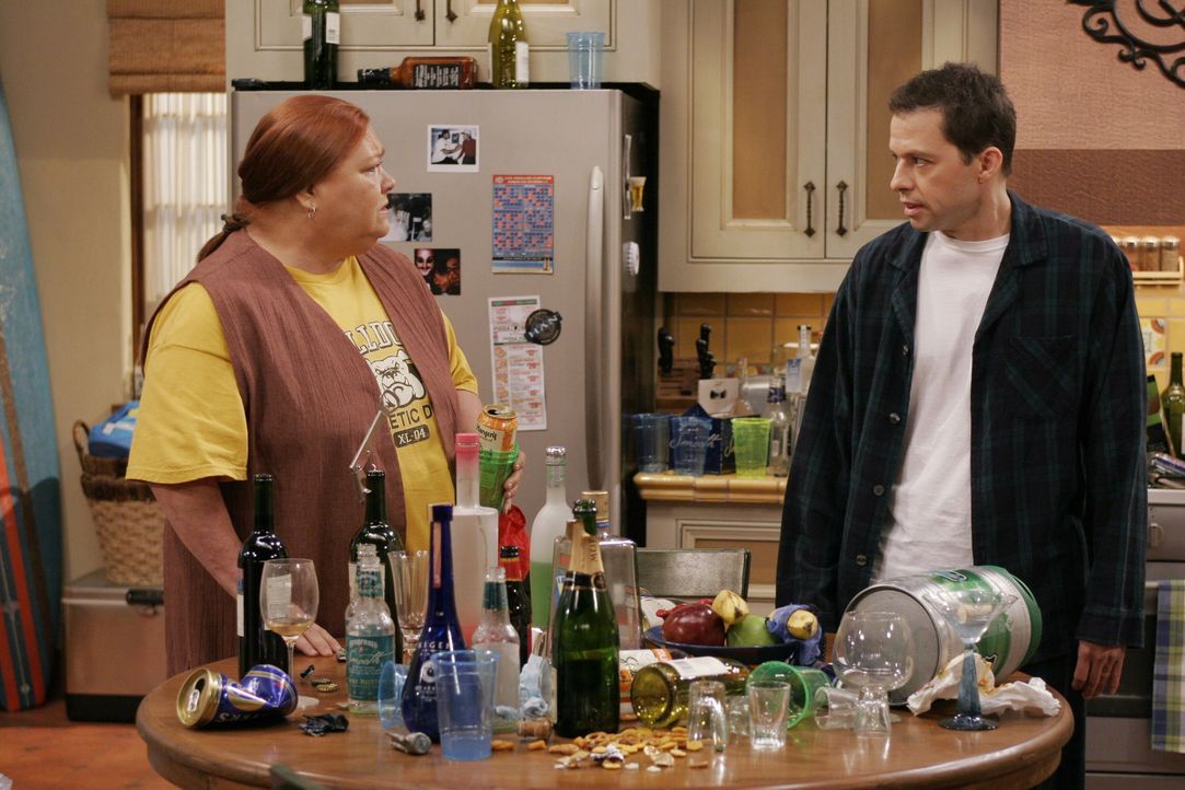Alles wie gehabt: Berta (Conchata Ferrell, l.) und Alan (Jon Cryer, r.) ... - Bildquelle: Warner Brothers Entertainment Inc.