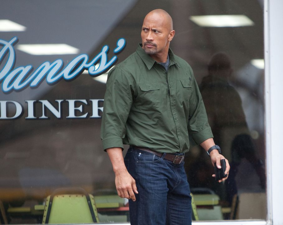 Um seinen Sohn aus dem Gefängnis zu holen, muss der unbescholtene Transportunternehmer John Matthews (Dwayne Johnson)  ein Snitch werden, ein Spion,... - Bildquelle: TOBIS FILM