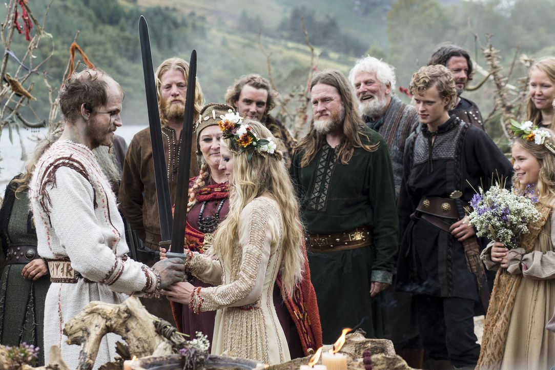 Während Judith, die Tochter von König Aelle, und Aethelwulf, der Sohn von König Ecbert, eine christliche Ehe eingehen, feiern Floki (Gustaf Skarsgar... - Bildquelle: 2014 TM TELEVISION PRODUCTIONS LIMITED/T5 VIKINGS PRODUCTIONS INC. ALL RIGHTS RESERVED.