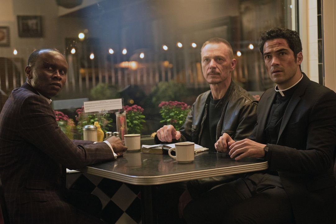 Gut oder Böse, Leben oder Tod: Auf Pater Bennett (Kurt Egyiawan, l.), Pater Marcus (Ben Daniels, M.) und Pater Tomas (Alfonso Herrera, r.) wartet ei... - Bildquelle: 2016 Fox and its related entities.  All rights reserved.