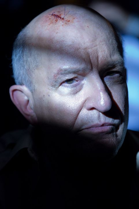 In L. A. bricht eine tödliche Seuche aus. Damit hätte Doc (Tom Thon) nicht gerechnet: Auch im Flugzeug, indem er sich gerade befindet, ist er vor de... - Bildquelle: 2011 Destination Films Distribution Company, Inc. All Rights Reserved.