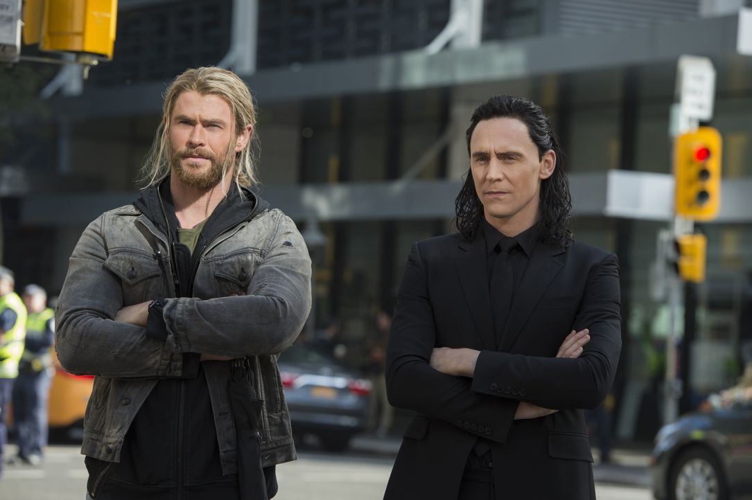 Thor (Chris Hemsworth, l.); Loki (Tom Hiddleston, r.) - Bildquelle: Jasin Boland Marvel Studios 2017 / Jasin Boland
