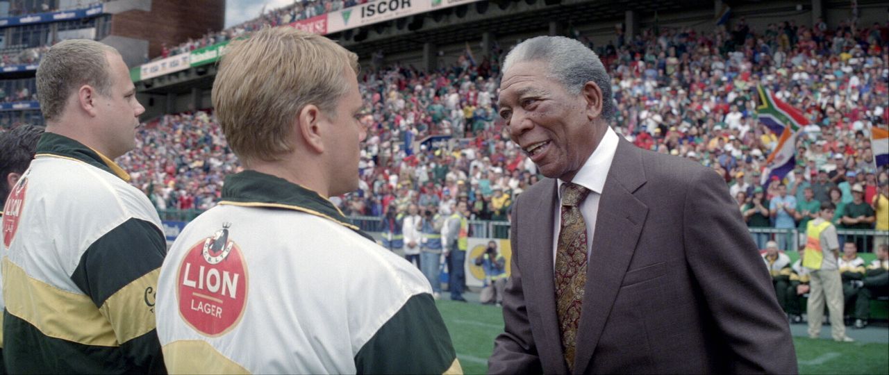 Obwohl Rugby als "Sport der Weißen" gilt, will Präsident Nelson Mandela (Morgan Freeman, r.) die 1995 im eigenen Land stattfindende Rugby-Weltmeiste... - Bildquelle: Warner Bros.