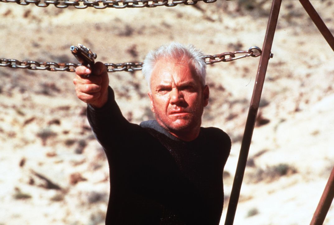 Um wieder in den Nexus zu gelangen, schreckt Dr. Soran (Malcolm McDowell) vor nichts zurück ... - Bildquelle: Paramount Pictures