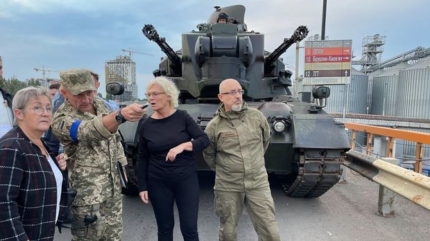 Lambrecht in Ukraine: Flugabwehrsystem Iris-T kommt in Kürze