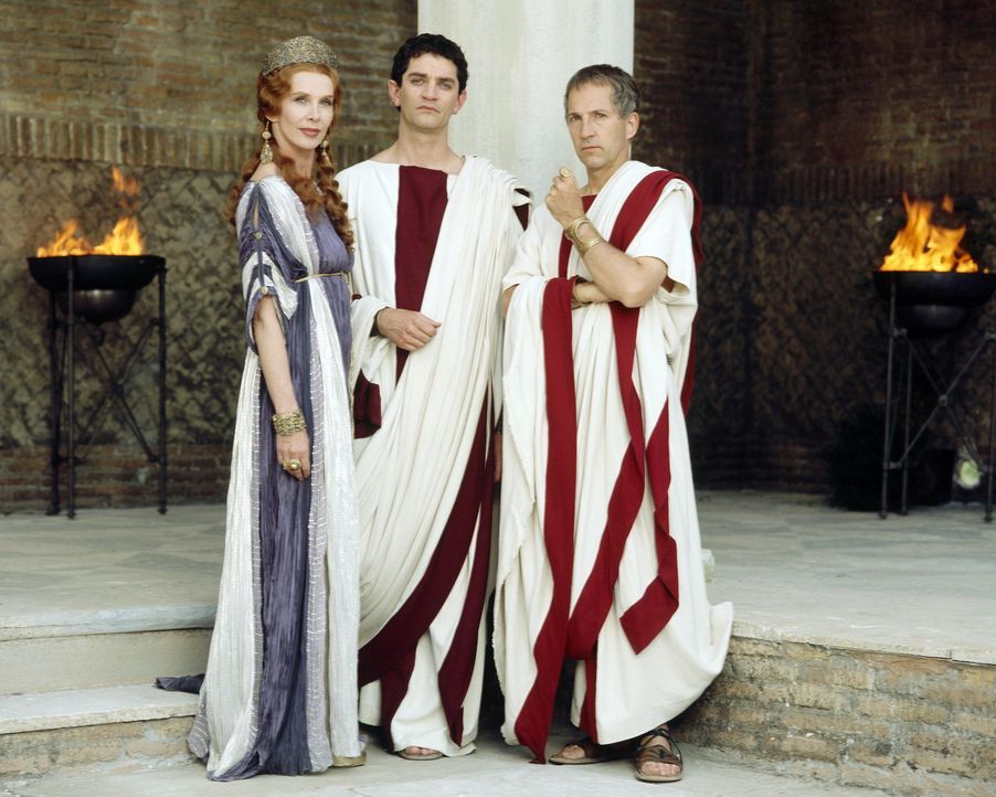 Alles Lug und Trug: (v.l.n.r.) Servilia (Trudie Styler), Brutus (James Frain) und Cäsar (Colm Feore) ... - Bildquelle: Hallmark Entertainment