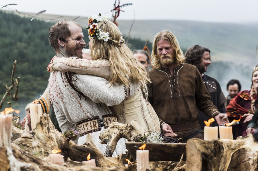 Besiegeln ihre Liebe: Floki (Gustaf Skarsgard, vorne l.) und Helga (Maude Hirst, vorne r.) ... - Bildquelle: 2014 TM TELEVISION PRODUCTIONS LIMITED/T5 VIKINGS PRODUCTIONS INC. ALL RIGHTS RESERVED.