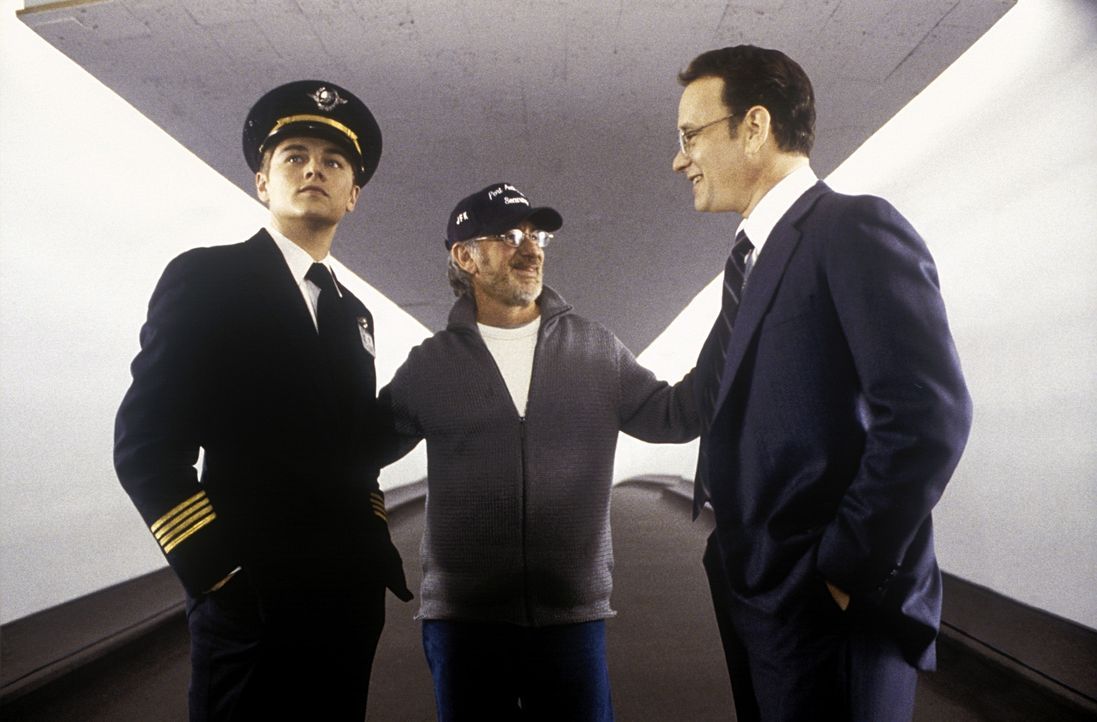 Regisseur Steven Spielberg, M. mit Leonardo DiCaprio, l. und Tom Hanks, r. - Bildquelle: TM &   2003 DreamWorks LLC. All Rights Reserved
