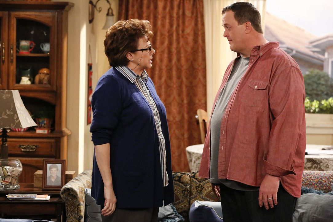 Als Molly Dampf über das Schreiben mit Peggy (Rondi Reed, r.) ablässt, wird sie sauer als sie mitbekommt, dass Mike (Billy Gardell, l.) ihr gar nich... - Bildquelle: Warner Brothers