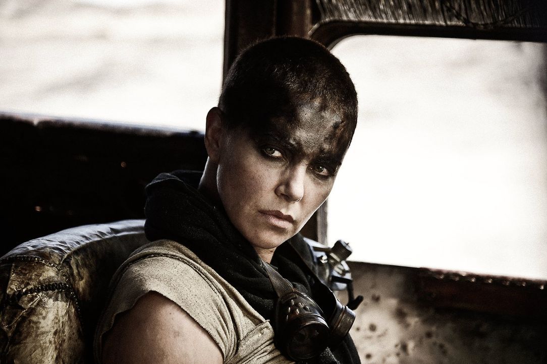 Eigentlich soll Imperator Furiosa (Charlize Theron) für den tyrannischen Anführer und dessen Fuhrpark Benzin besorgen, doch sie nutzt ihre Chance un... - Bildquelle: 2015 Warner Bros.